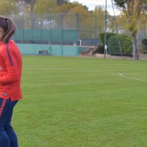 Fabienne Carat - Fabienne Carat s'entraîne avec les joueuses du Psg pour l'émission Happy Sports sur beIN Sport au centre d'entraînement du Psg à Louveciennes le 9 novembre 2017. © Giancarlo Gorassini/Bestimage