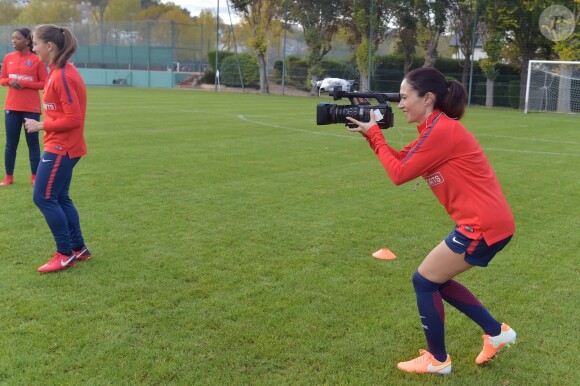 Fabienne Carat - Fabienne Carat s'entraîne avec les joueuses du Psg pour l'émission Happy Sports sur beIN Sport au centre d'entraînement du Psg à Louveciennes le 9 novembre 2017. © Giancarlo Gorassini/Bestimage