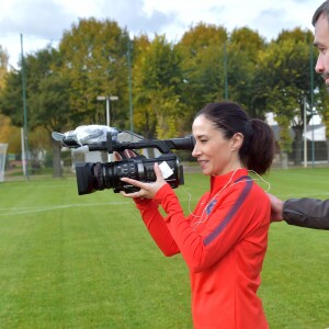 Fabienne Carat - Fabienne Carat s'entraîne avec les joueuses du Psg pour l'émission Happy Sports sur beIN Sport au centre d'entraînement du Psg à Louveciennes le 9 novembre 2017. © Giancarlo Gorassini/Bestimage