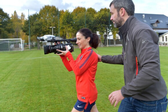 Fabienne Carat - Fabienne Carat s'entraîne avec les joueuses du Psg pour l'émission Happy Sports sur beIN Sport au centre d'entraînement du Psg à Louveciennes le 9 novembre 2017. © Giancarlo Gorassini/Bestimage
