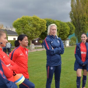 Grace Geyoro, Eve Pérriset, Shirley Cruz, Katarzyna Kiedrzynek, Fabienne Carat et Vincent Parisi - Fabienne Carat s'entraîne avec les joueuses du Psg pour l'émission Happy Sports sur beIN Sport au centre d'entraînement du Psg à Louveciennes le 9 novembre 2017. © Giancarlo Gorassini/Bestimage