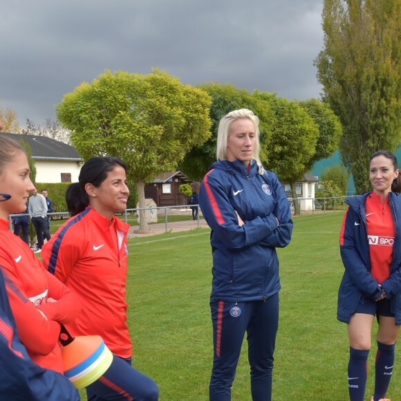 Grace Geyoro, Eve Pérriset, Shirley Cruz, Katarzyna Kiedrzynek, Fabienne Carat et Vincent Parisi - Fabienne Carat s'entraîne avec les joueuses du Psg pour l'émission Happy Sports sur beIN Sport au centre d'entraînement du Psg à Louveciennes le 9 novembre 2017. © Giancarlo Gorassini/Bestimage