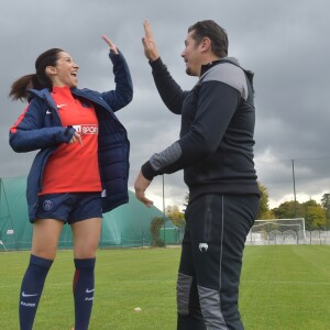 Fabienne Carat et Vincent Parisi - Fabienne Carat s'entraîne avec les joueuses du Psg pour l'émission Happy Sports sur beIN Sport au centre d'entraînement du Psg à Louveciennes le 9 novembre 2017. © Giancarlo Gorassini/Bestimage