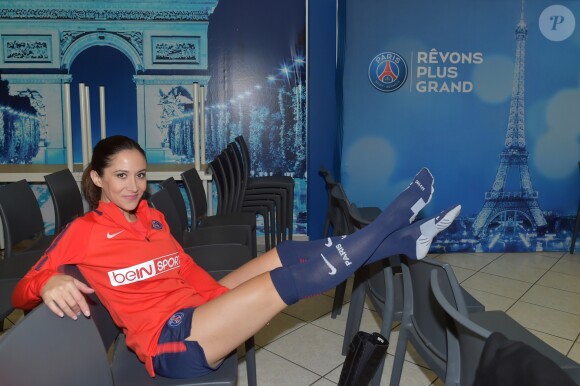 Fabienne Carat - Fabienne Carat s'entraîne avec les joueuses du Psg pour l'émission Happy Sports sur beIN Sport au centre d'entraînement du Psg à Louveciennes le 9 novembre 2017. © Giancarlo Gorassini/Bestimage