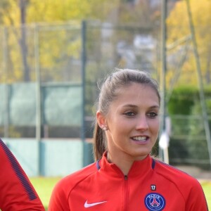 Grace Geyoro, Eve Périsset et Fabienne Carat - Fabienne Carat s'entraîne avec les joueuses du Psg pour l'émission Happy Sports sur beIN Sport au centre d'entraînement du Psg à Louveciennes le 9 novembre 2017. © Giancarlo Gorassini/Bestimage