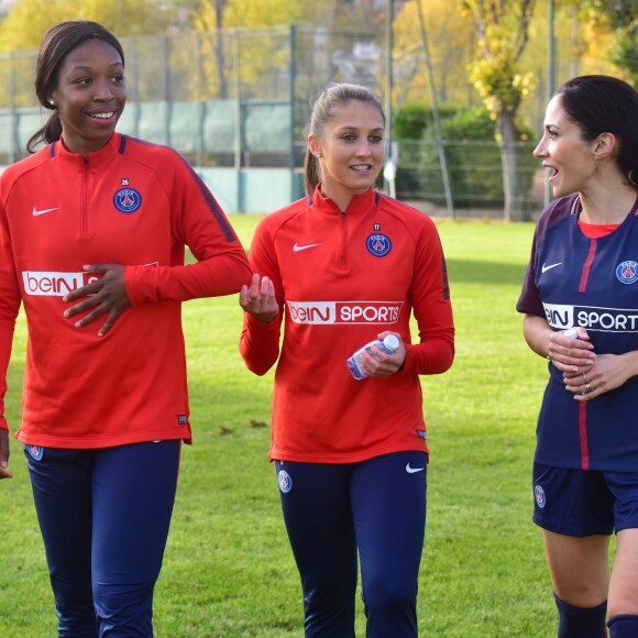 Grace Geyoro, Eve Périsset et Fabienne Carat - Fabienne Carat s'entraîne avec les joueuses du Psg pour l'émission Happy Sports sur beIN Sport au centre d'entraînement du Psg à Louveciennes le 9 novembre 2017. © Giancarlo Gorassini/Bestimage