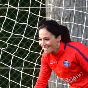Fabienne Carat - Fabienne Carat s'entraîne avec les joueuses du Psg pour l'émission Happy Sports sur beIN Sport au centre d'entraînement du Psg à Louveciennes le 9 novembre 2017. © Giancarlo Gorassini/Bestimage