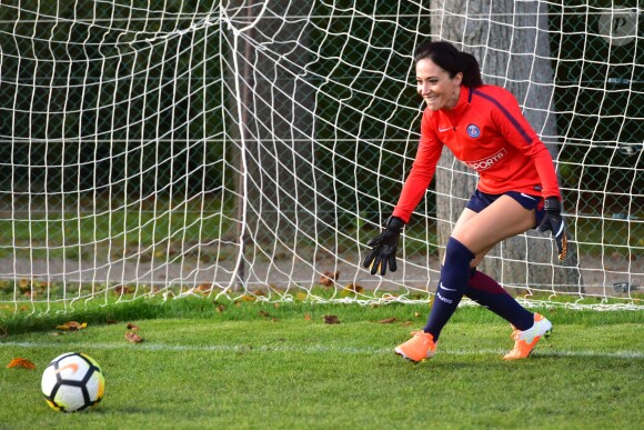 Fabienne Carat - Fabienne Carat s'entraîne avec les joueuses du Psg pour l'émission Happy Sports sur beIN Sport au centre d'entraînement du Psg à Louveciennes le 9 novembre 2017. © Giancarlo Gorassini/Bestimage