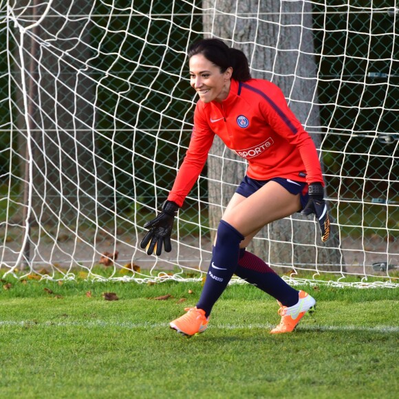 Fabienne Carat - Fabienne Carat s'entraîne avec les joueuses du Psg pour l'émission Happy Sports sur beIN Sport au centre d'entraînement du Psg à Louveciennes le 9 novembre 2017. © Giancarlo Gorassini/Bestimage