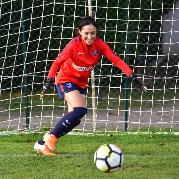 Fabienne Carat - Fabienne Carat s'entraîne avec les joueuses du Psg pour l'émission Happy Sports sur beIN Sport au centre d'entraînement du Psg à Louveciennes le 9 novembre 2017. © Giancarlo Gorassini/Bestimage