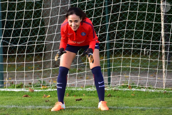 Fabienne Carat - Fabienne Carat s'entraîne avec les joueuses du Psg pour l'émission Happy Sports sur beIN Sport au centre d'entraînement du Psg à Louveciennes le 9 novembre 2017. © Giancarlo Gorassini/Bestimage