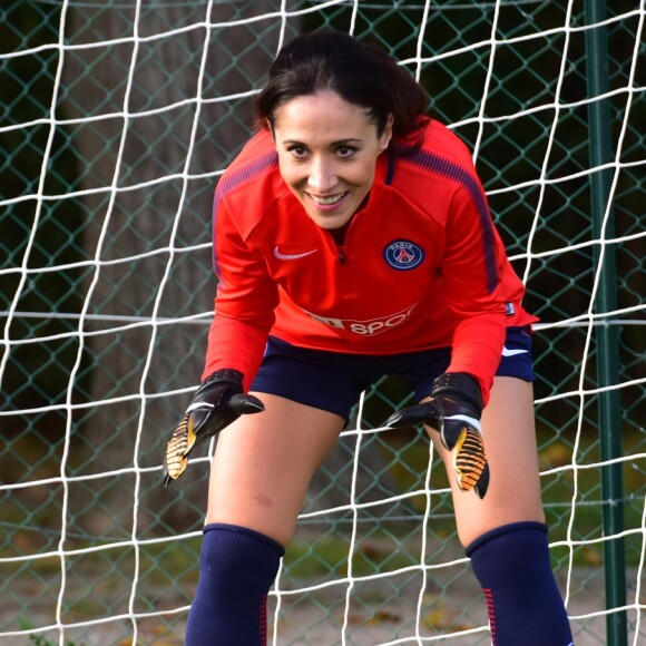 Fabienne Carat - Fabienne Carat s'entraîne avec les joueuses du Psg pour l'émission Happy Sports sur beIN Sport au centre d'entraînement du Psg à Louveciennes le 9 novembre 2017. © Giancarlo Gorassini/Bestimage