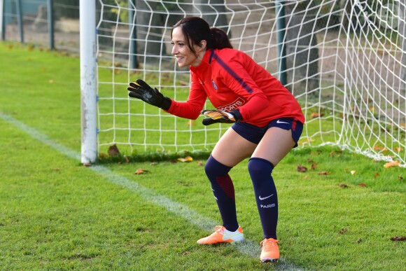 Fabienne Carat - Fabienne Carat s'entraîne avec les joueuses du Psg pour l'émission Happy Sports sur beIN Sport au centre d'entraînement du Psg à Louveciennes le 9 novembre 2017. © Giancarlo Gorassini/Bestimage