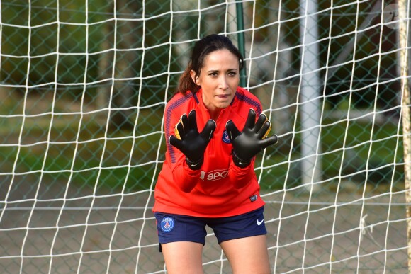 Fabienne Carat - Fabienne Carat s'entraîne avec les joueuses du Psg pour l'émission Happy Sports sur beIN Sport au centre d'entraînement du Psg à Louveciennes le 9 novembre 2017. © Giancarlo Gorassini/Bestimage