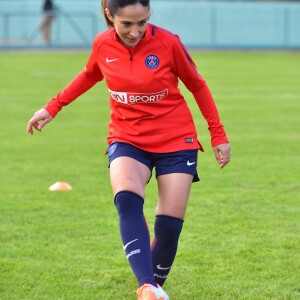 Fabienne Carat - Fabienne Carat s'entraîne avec les joueuses du Psg pour l'émission Happy Sports sur beIN Sport au centre d'entraînement du Psg à Louveciennes le 9 novembre 2017. © Giancarlo Gorassini/Bestimage