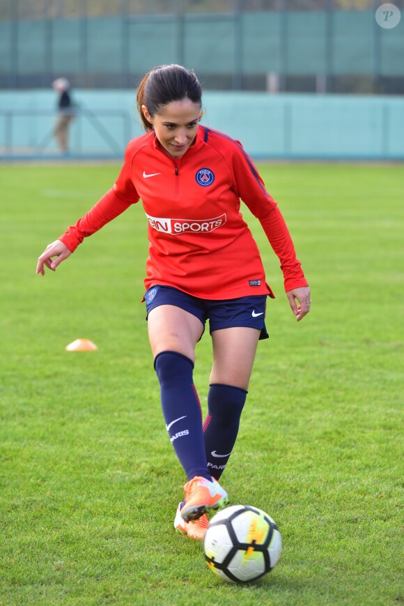Fabienne Carat - Fabienne Carat s'entraîne avec les joueuses du Psg pour l'émission Happy Sports sur beIN Sport au centre d'entraînement du Psg à Louveciennes le 9 novembre 2017. © Giancarlo Gorassini/Bestimage