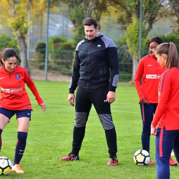 Fabienne Carat, Vincent Parisi - Fabienne Carat s'entraîne avec les joueuses du Psg pour l'émission Happy Sports sur beIN Sport au centre d'entraînement du Psg à Louveciennes le 9 novembre 2017. © Giancarlo Gorassini/Bestimage