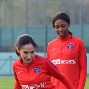 Fabienne Carat - Fabienne Carat s'entraîne avec les joueuses du Psg pour l'émission Happy Sports sur beIN Sport au centre d'entraînement du Psg à Louveciennes le 9 novembre 2017. © Giancarlo Gorassini/Bestimage