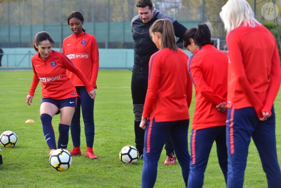 Fabienne Carat - Fabienne Carat s'entraîne avec les joueuses du Psg pour l'émission Happy Sports sur beIN Sport au centre d'entraînement du Psg à Louveciennes le 9 novembre 2017. © Giancarlo Gorassini/Bestimage