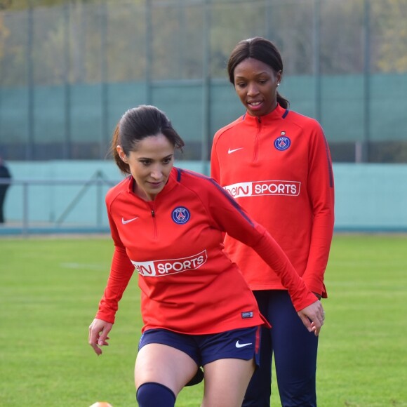 Fabienne Carat - Fabienne Carat s'entraîne avec les joueuses du Psg pour l'émission Happy Sports sur beIN Sport au centre d'entraînement du Psg à Louveciennes le 9 novembre 2017. © Giancarlo Gorassini/Bestimage