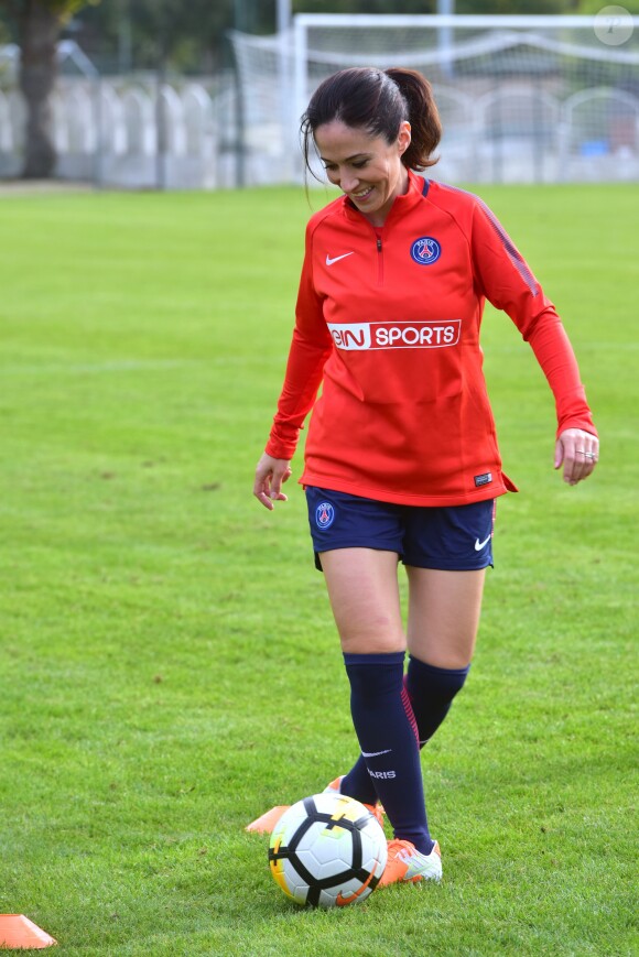 Fabienne Carat - Fabienne Carat s'entraîne avec les joueuses du Psg pour l'émission Happy Sports sur beIN Sport au centre d'entraînement du Psg à Louveciennes le 9 novembre 2017. © Giancarlo Gorassini/Bestimage