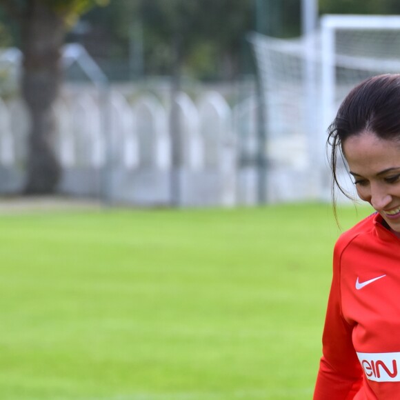 Fabienne Carat - Fabienne Carat s'entraîne avec les joueuses du Psg pour l'émission Happy Sports sur beIN Sport au centre d'entraînement du Psg à Louveciennes le 9 novembre 2017. © Giancarlo Gorassini/Bestimage