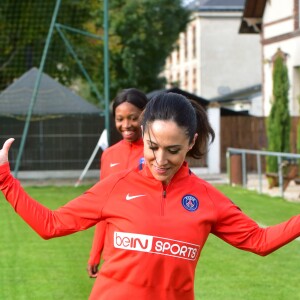 Fabienne Carat - Fabienne Carat s'entraîne avec les joueuses du Psg pour l'émission Happy Sports sur beIN Sport au centre d'entraînement du Psg à Louveciennes le 9 novembre 2017. © Giancarlo Gorassini/Bestimage