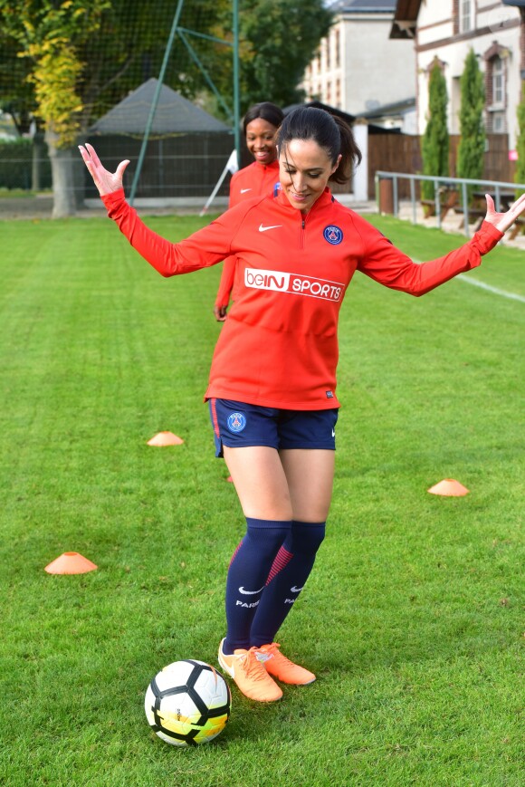 Fabienne Carat - Fabienne Carat s'entraîne avec les joueuses du Psg pour l'émission Happy Sports sur beIN Sport au centre d'entraînement du Psg à Louveciennes le 9 novembre 2017. © Giancarlo Gorassini/Bestimage