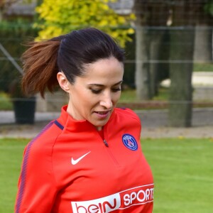 Fabienne Carat - Fabienne Carat s'entraîne avec les joueuses du Psg pour l'émission Happy Sports sur beIN Sport au centre d'entraînement du Psg à Louveciennes le 9 novembre 2017. © Giancarlo Gorassini/Bestimage