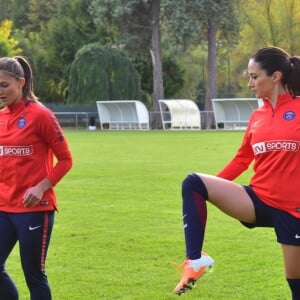 Shirley Cruz, Eve Périsset, Fabienne Carat et Grace Geyoro - Fabienne Carat s'entraîne avec les joueuses du Psg pour l'émission Happy Sports sur beIN Sport au centre d'entraînement du Psg à Louveciennes le 9 novembre 2017. © Giancarlo Gorassini/Bestimage