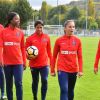 Katarzyna Kiedrzynek, Graca Geyoro, Shirley Cruz, Eve Perisset et Fabienne Carat - Fabienne Carat s'entraîne avec les joueuses du Psg pour l'émission Happy Sports sur beIN Sport au centre d'entraînement du Psg à Louveciennes le 9 novembre 2017. © Giancarlo Gorassini/Bestimage