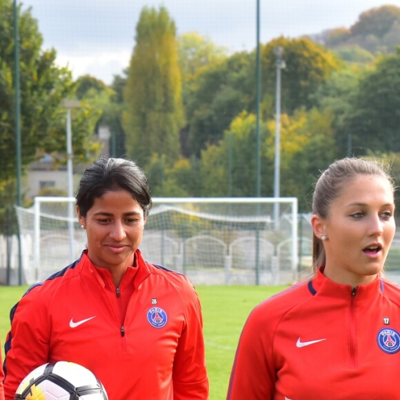 Katarzyna Kiedrzynek, Graca Geyoro, Shirley Cruz, Eve Perisset et Fabienne Carat - Fabienne Carat s'entraîne avec les joueuses du Psg pour l'émission Happy Sports sur beIN Sport au centre d'entraînement du Psg à Louveciennes le 9 novembre 2017. © Giancarlo Gorassini/Bestimage