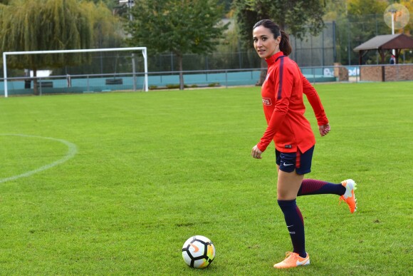 Fabienne Carat - Fabienne Carat s'entraîne avec les joueuses du Psg pour l'émission Happy Sports sur beIN Sport au centre d'entraînement du Psg à Louveciennes le 9 novembre 2017. © Giancarlo Gorassini/Bestimage