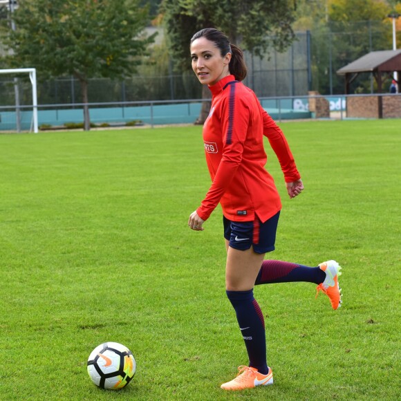 Fabienne Carat - Fabienne Carat s'entraîne avec les joueuses du Psg pour l'émission Happy Sports sur beIN Sport au centre d'entraînement du Psg à Louveciennes le 9 novembre 2017. © Giancarlo Gorassini/Bestimage