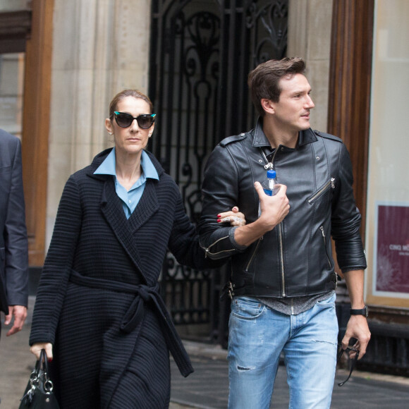 Exclusif - Céline Dion et son danseur Pepe Munoz sont allés déjeuner au restaurant italien Paparazzi au square de l'Opéra-Louis Jouvet et sont ensuite allés faire du shopping chez Dior avenue Montaigne et chez Balmain rue François 1er avant de revenir à l'hôtel Royal Monceau à Paris, France, le 8 août 2017.