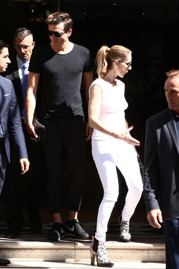 Exclusif - Céline Dion et son danseur Pepe Munoz sont allés déjeuner à l'hôtel Raphael, ils ont été invités par le nouveau directeur (ancien directeur de l'hôtel Royal Monceau). Ensuite Céline et Pepe sont allés faire du shopping chez Chanel et Tom Ford avant de revenir à l'hôtel Royal Monceau à Paris, France, le 7 août 2017