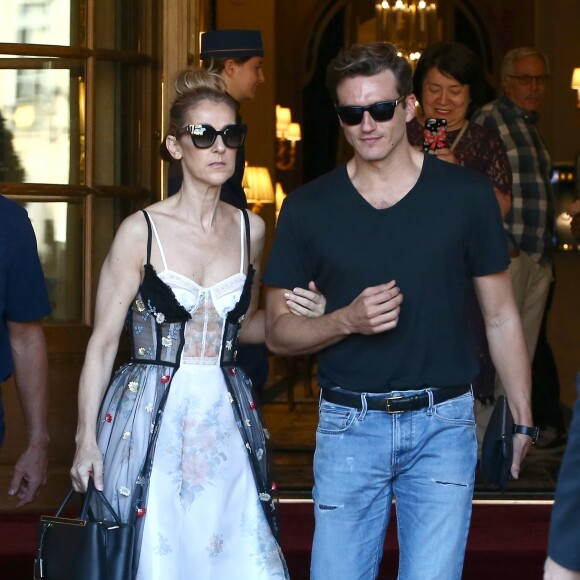 Céline Dion et son danseur Pepe Munoz sortent de l'hôtel Ritz à Paris, le 1er août 2017.