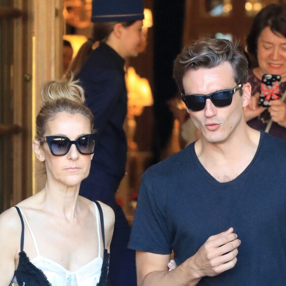Céline Dion et son danseur Pepe Munoz sortent de l'hôtel Ritz à Paris, le 1er août 2017.