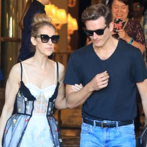 Céline Dion et son danseur Pepe Munoz sortent de l'hôtel Ritz à Paris, le 1er août 2017.