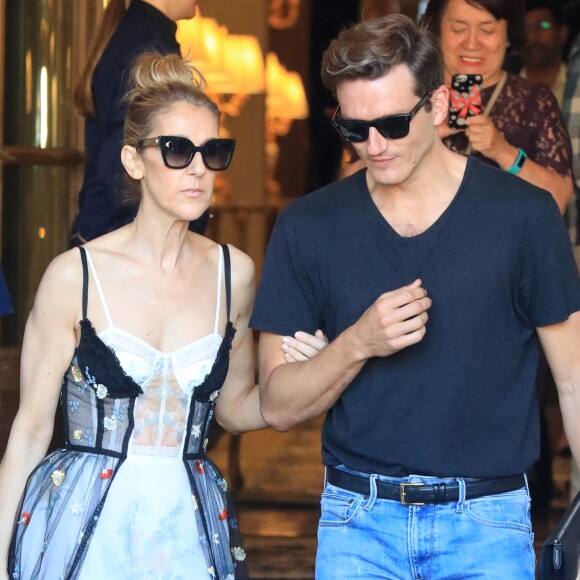 Céline Dion et son danseur Pepe Munoz sortent de l'hôtel Ritz à Paris, le 1er août 2017.