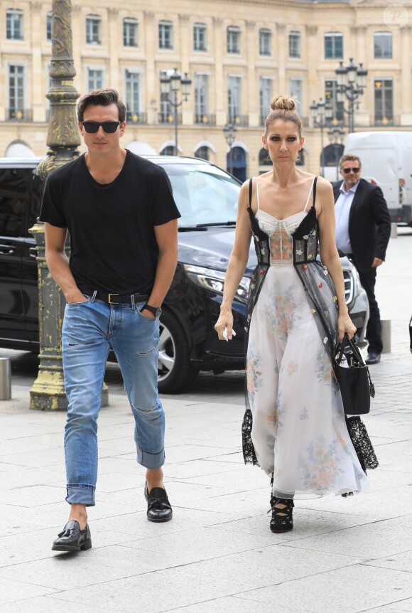 Exclusif - Céline Dion et son danseur Pepe Munoz quittent l'hôtel Royal Monceau et se rendent dans les salons de la boutique "Schiaparelli" sur la place Vendôme à Paris le 1er aout 2017.