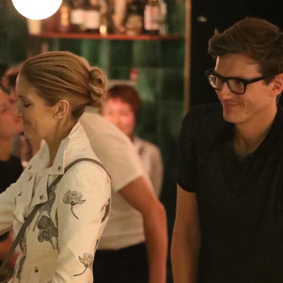 Exclusif -  Après une journée shopping, Céline Dion est arrivée au restaurant "Pacchio" au 75 Rue de Rochechouart dans le 9ème arrondissement de Paris avant que son danseur Pepe Munoz ne la rejoigne pour un dîner en tête à tête, le 26 juillet 2017.