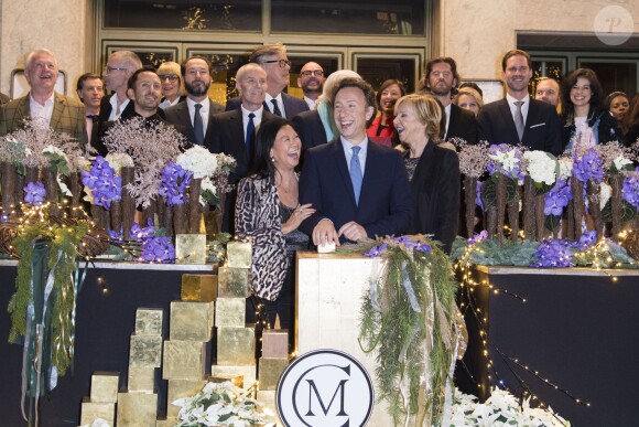 Jeanne d'Hauteserre (maire du 8ème arrondissement), Stéphane Bern, Marie-Christiane Marek, Octavio Pizarro, Jean-Claude Jitrois, Maître Rémy Le Fur, Jean-Claude Cathalan (président du Comité Montaigne), Gauthier Destenay, Marc-Antoine Coulon, Olivia Putman, Sascha Nordmeyer, Eymeric François, Marie Marquet, Sylvain Le Guen et tous les créateurs lors de la 22ème édition des "Sapins de Noël des Créateurs" au théâtre des Champs-Elysées. La soirée est placée cette année sous le thème enchanteur "Sapin Vert & Flocons d'Or". Les convives ont pu assister à l'exposition qui était suivie d'une vente aux enchères et d'un dîner. Paris, le 17 novembre 2017. © Pierre Perusseau/Bestimage