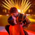 Agustin Galiana embrasse Candice Pascal dans Danse avec les stars le 18 novembre 2017 sur TF1