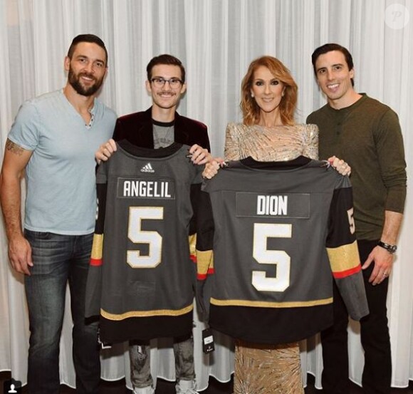 Céline Dion et son fils René-Charles, avec un nouvelle moustache, ont reçu la visite de joueurs de hockey de l'équipe des Vegas Golden Knights, à Las Vegas, le 19 novembre 2017. 