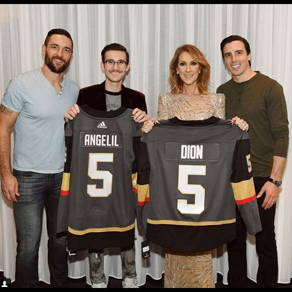 Céline Dion et son fils René-Charles, avec un nouvelle moustache, ont reçu la visite de joueurs de hockey de l'équipe des Vegas Golden Knights, à Las Vegas, le 19 novembre 2017. 
