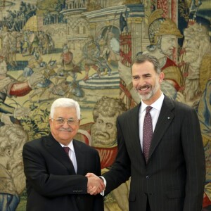 Le roi Felipe VI d'Espagne a accueilli le président de l'État de Palestine Mahmoud Abbas au palais de la Zarzuela à Madrid, le 20 novembre 2017, avant un déjeuner au palais royal.