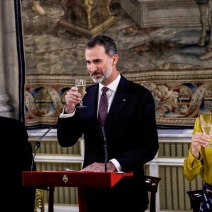 Le roi Felipe VI et la reine Letizia d'Espagne recevaient le 20 novembre 2017 le président de l'Etat de Palestine, Mahmoud Abbas, au palais royal à Madrid. © Emilio Naranjo/EFE/ABACAPRESS.COM