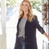 Gwyneth Paltrow pose pour sa marque Goop et présente un manteau “navy” demi saison.