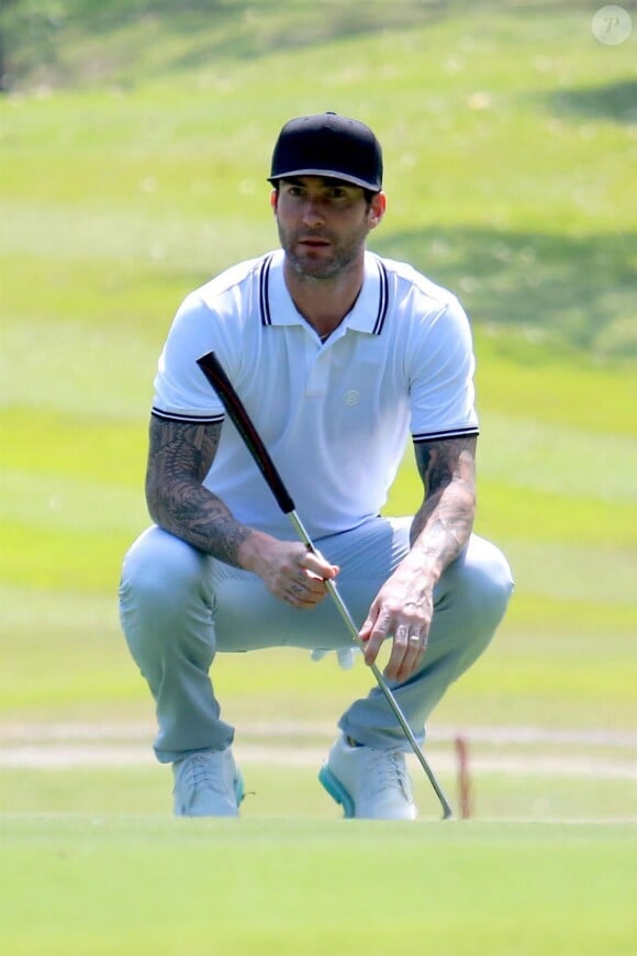 Exclusif - Adam Levine fait du golf avec des amis à Rio de Janeiro au Brésil, le 18 septembre 2017
